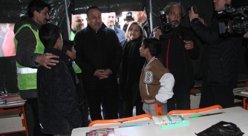 Dışişleri Bakanı Mevlüt Çavuşoğlu, İslahiye’de depremzedeleri ziyaret etti
