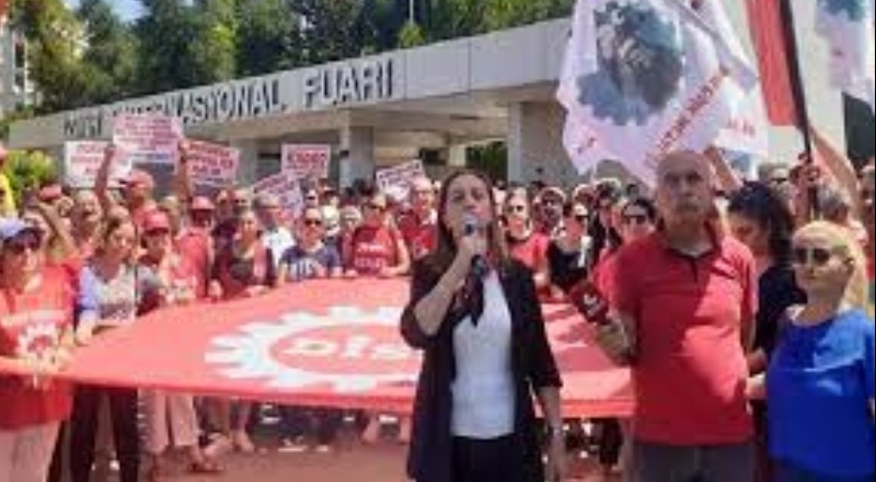 DİSK İzmir’de meydanlara indi, maaşa zam çağrısı yaptı