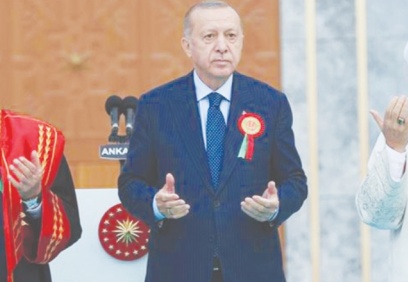 Diyanet, dine de devlete de yük