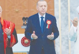 Diyanet, dine de devlete de yük