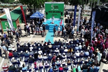 Diyanet Vakfı ile birlikte düzenlenen fuarda dini ağırlıklı kitaplar sergileniyor