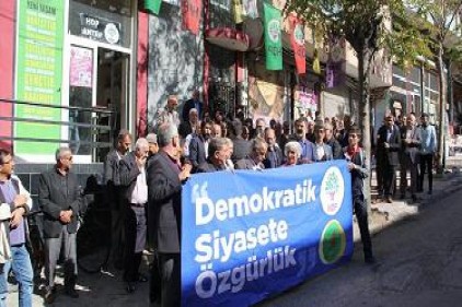 Diyarbakır Belediye Başkanı Kışanak&#039;ın gözaltına alınması protesto edildi