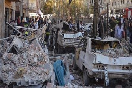 Diyarbakır&#039;da bomba yüklü araçla saldırı: 2&#039;si polis 8 şehit