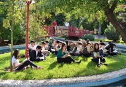 Doğayla iç içe kitap okudular