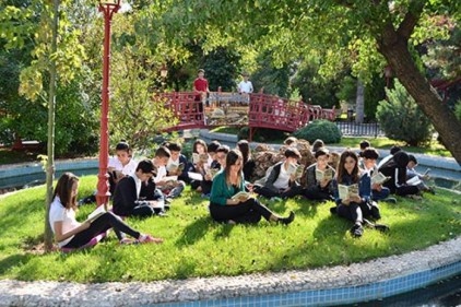 Doğayla iç içe kitap okudular