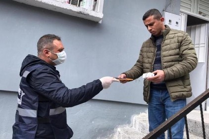 Doğru cevap veren vatandaşlarımıza çeşitli hediyeler veriyoruz