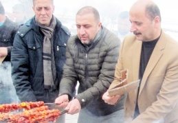 Doğru, kar temizleme çalışması yapan ekiplere kebap ikram etti