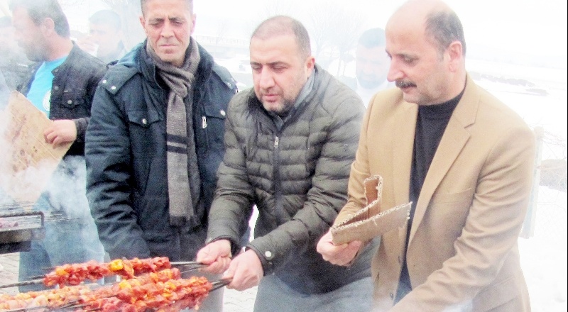 Doğru, kar temizleme çalışması yapan ekiplere kebap ikram etti