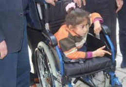 Doğuştan engelli Sabiha tekerlekli sandalyeye kavuştu