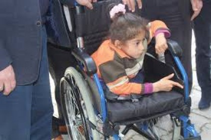 Doğuştan engelli Sabiha tekerlekli sandalyeye kavuştu