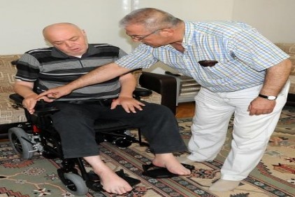 Doğuştan engelliydi, tekerlekli sandalyeye kavuştu