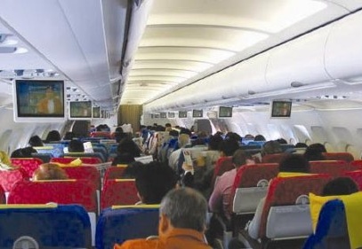 Doktoru protesto için uçakta panik yarattı