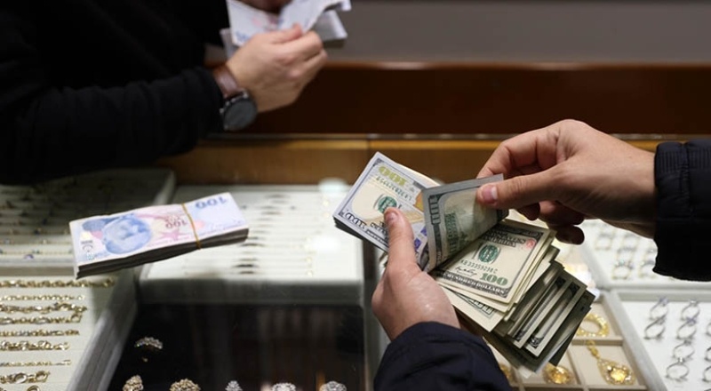Dolar 19,03 seviyesini görerek rekor kırdı