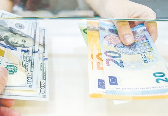 Dolar haftaya 8,47 seviyesinden başladı, euro 9,99