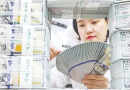 Dolar, tarihi zirvelerin hemen altında dalgalanmayı sürdürüyor