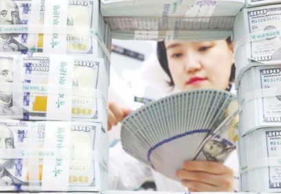 Dolar, tarihi zirvelerin hemen altında dalgalanmayı sürdürüyor