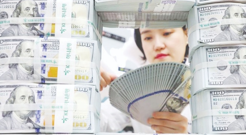 Dolar, tarihi zirvelerin hemen altında dalgalanmayı sürdürüyor