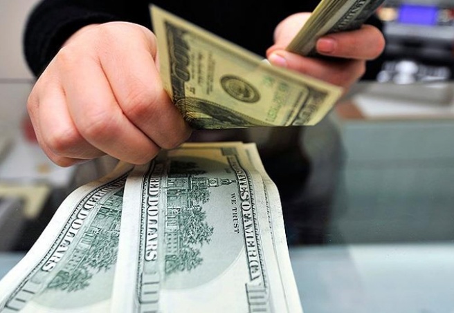 Dolar yeni haftaya rekorla başladı; 17,60 TL'yi aştı