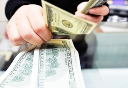 Dolar zirvesini 14,76 liraya çıkardı