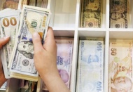 Dolar/TL 9.85 rekorun hemen altında dalgalanmayı sürdürüyor