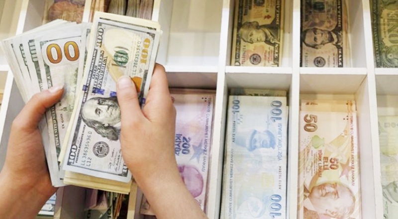 Dolar/TL 9.85 rekorun hemen altında dalgalanmayı sürdürüyor