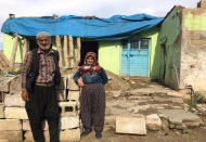 Dolu ve sağanak yağış nedeniyle evleri başlarına çöktü 