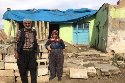 Dolu ve sağanak yağış nedeniyle evleri başlarına çöktü 