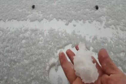 Dolu yağışı, bazı yerlerde hayatı olumsuz etkiledi