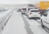 Dolu yağışı yolları beyaza bürüdü, kazaları beraberinde getirdi