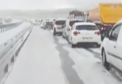 Dolu yağışı yolları beyaza bürüdü, kazaları beraberinde getirdi