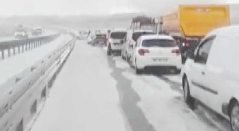 Dolu yağışı yolları beyaza bürüdü, kazaları beraberinde getirdi