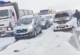 Dolu yağışı yolları beyaza bürüdü, kazaları beraberinde getirdi