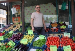 Domates ve patates hırsızı güvenlik kamerasına yakalandı 