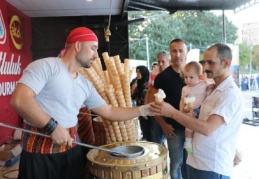 Dondurma ustalarının şovları renkli görüntülere sahne oldu