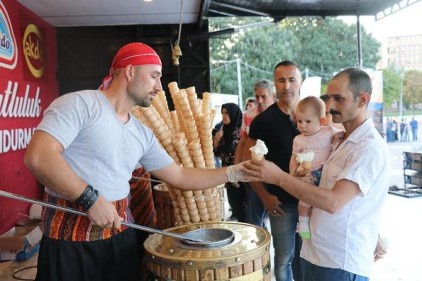 Dondurma ustalarının şovları renkli görüntülere sahne oldu