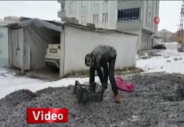 Dondurucu soğukta çocukların ekmek mücadelesi