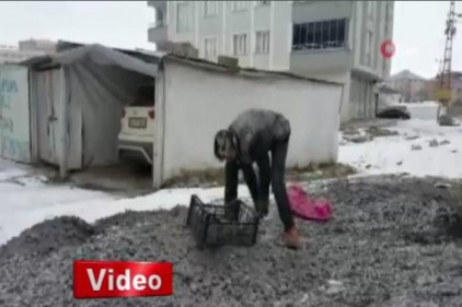 Dondurucu soğukta çocukların ekmek mücadelesi