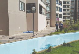 Dördüncü kattan düşen adam hayatını kaybetti