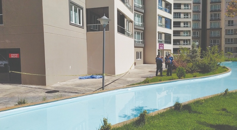 Dördüncü kattan düşen adam hayatını kaybetti