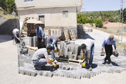 Dört farklı bölgede kilit taşı döşeniyor