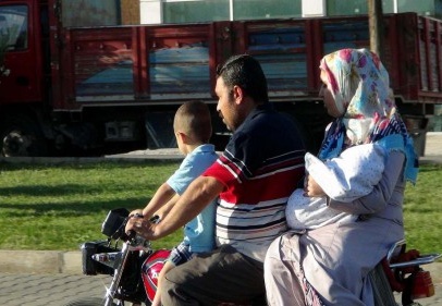 Dört kişilik aile iki tekerlek üzerinde
