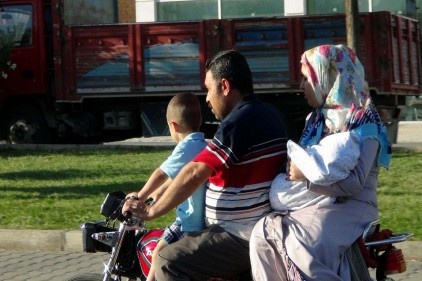 Dört kişilik aile iki tekerlek üzerinde