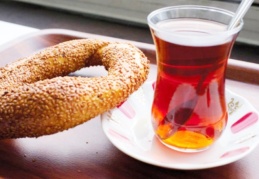 Dört kişilik aile simit-çay ile geçinse bin 980 TL harcaması gerekiyor
