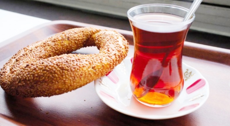 Dört kişilik aile simit-çay ile geçinse bin 980 TL harcaması gerekiyor