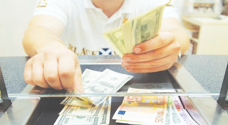 Döviz kurları haftanın son gününe yatay seyirle başladı; dolar 8,44
