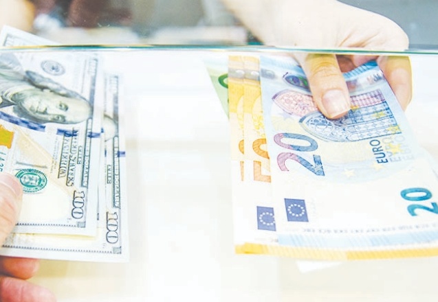 Döviz kurları yeni haftaya yatay seyirle başladı; dolar 8.31