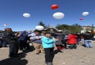 Down Sendromlu çocuklar çiçek dikip balon uçurdu