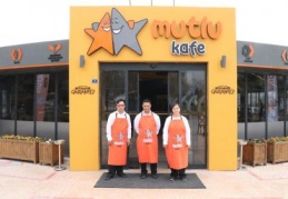 Down Sendromlular çocuklar Bu cafede çalışmaktan mutlu