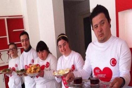 Down sendrumlu çocuklar kafeleri renklendirecek