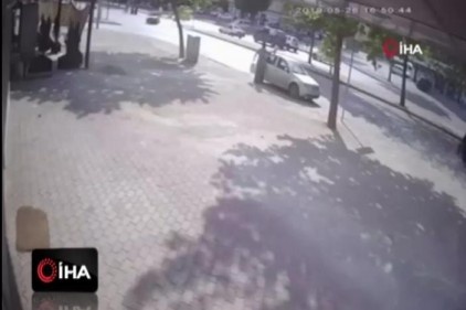 Drift yaparken kaldırımdaki adamı ezdi